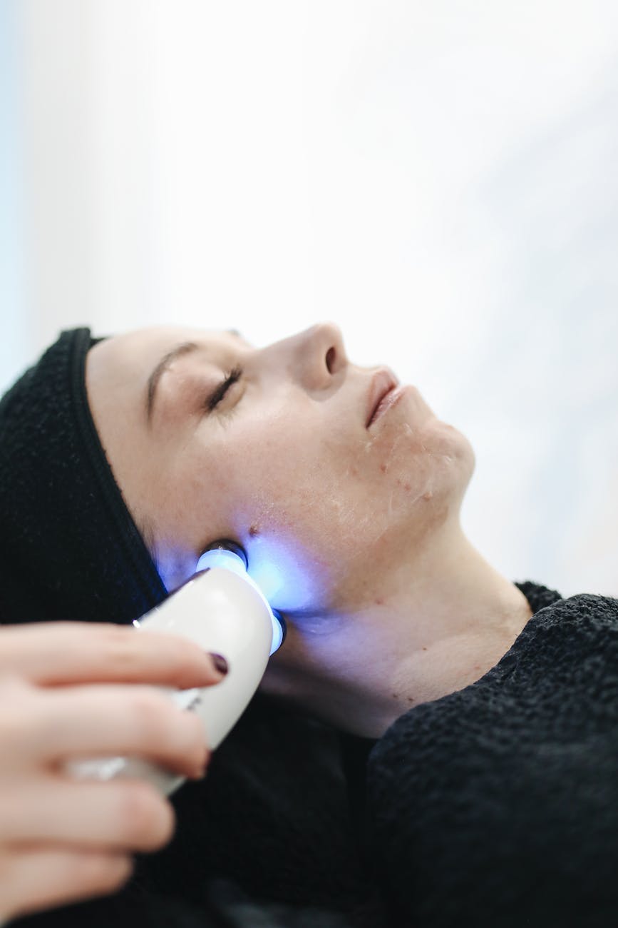 A Nova Era da Estética: A Revolução da Fotobiomodulação e Microcorrentes na Precisão do Rejuvenescimento