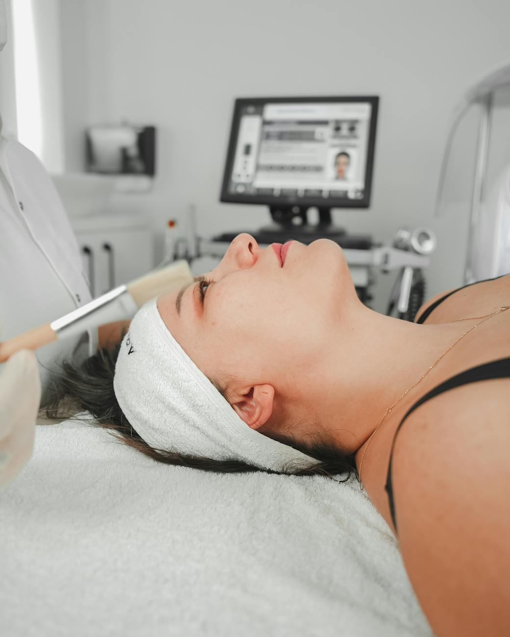 A Nova Era da Estética de Elite: O Triunfo da Fotobiomodulação e Microcorrentes de Precisão