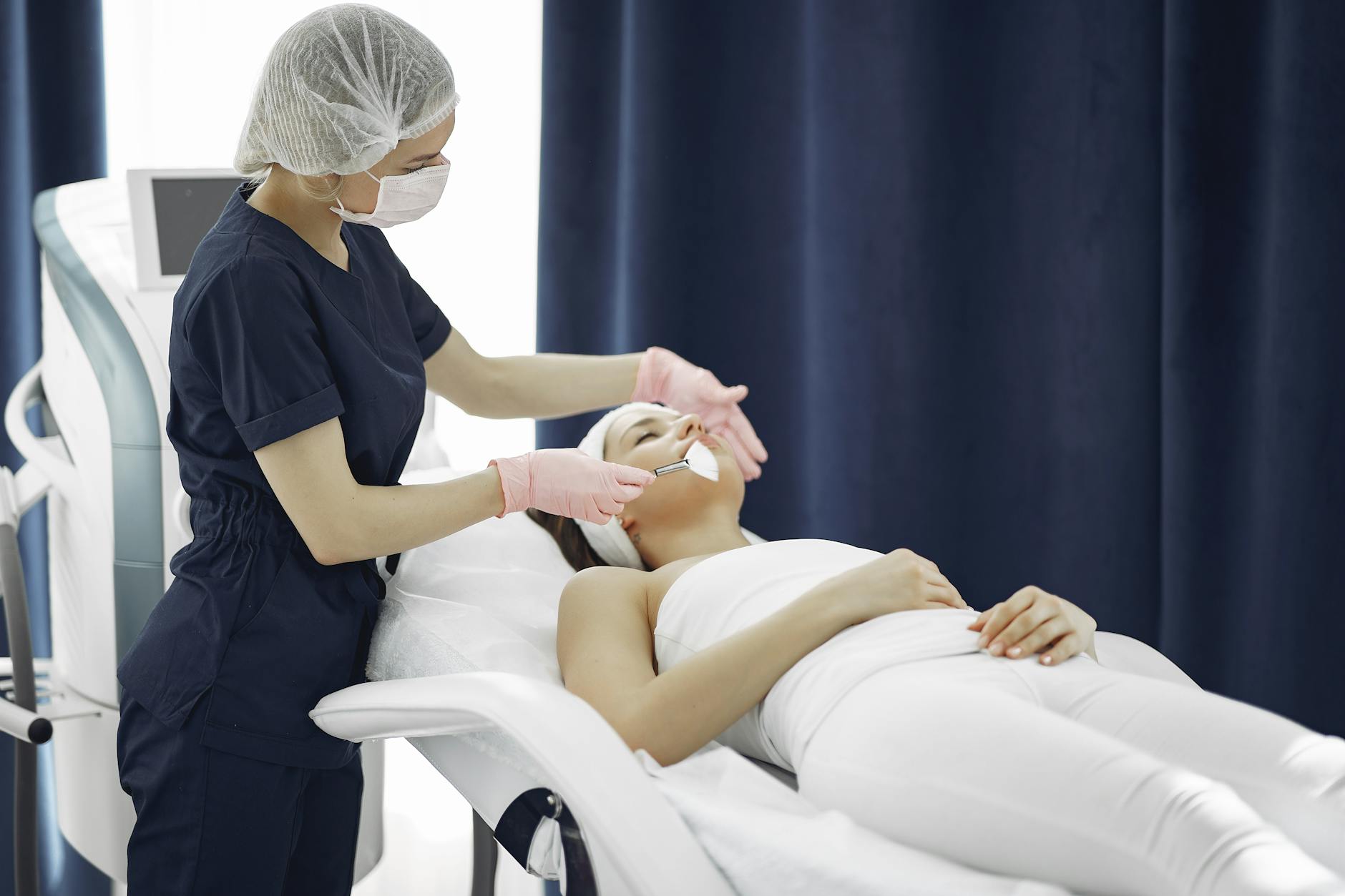 A Nova Era da Estética: A Ascensão da Fotobiomodulação e Microcorrentes de Precisão