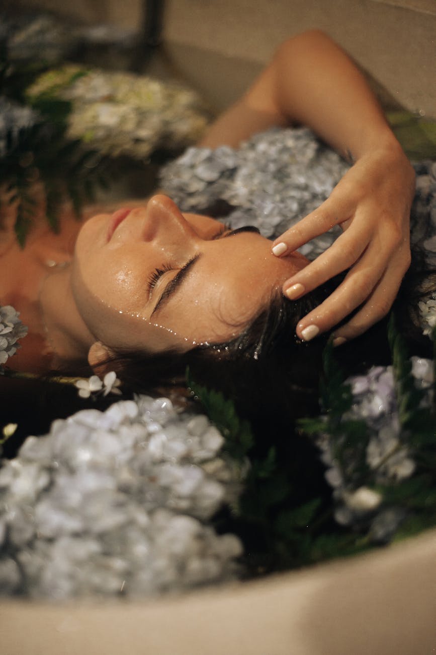 A Nova Era da Longevidade: O Ritual de Rejuvenescimento Biocosmético e a Terapia de Descompressão Sensorial