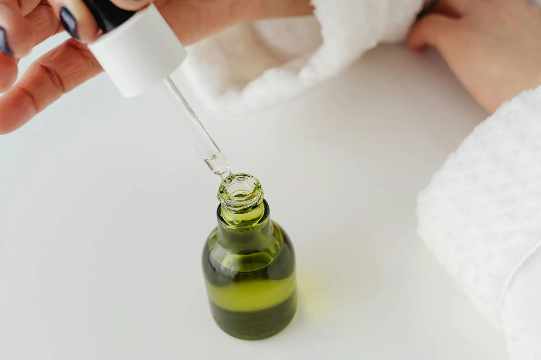 A Ciência dos Ativos: Quando o skincare encontra o tricologismo