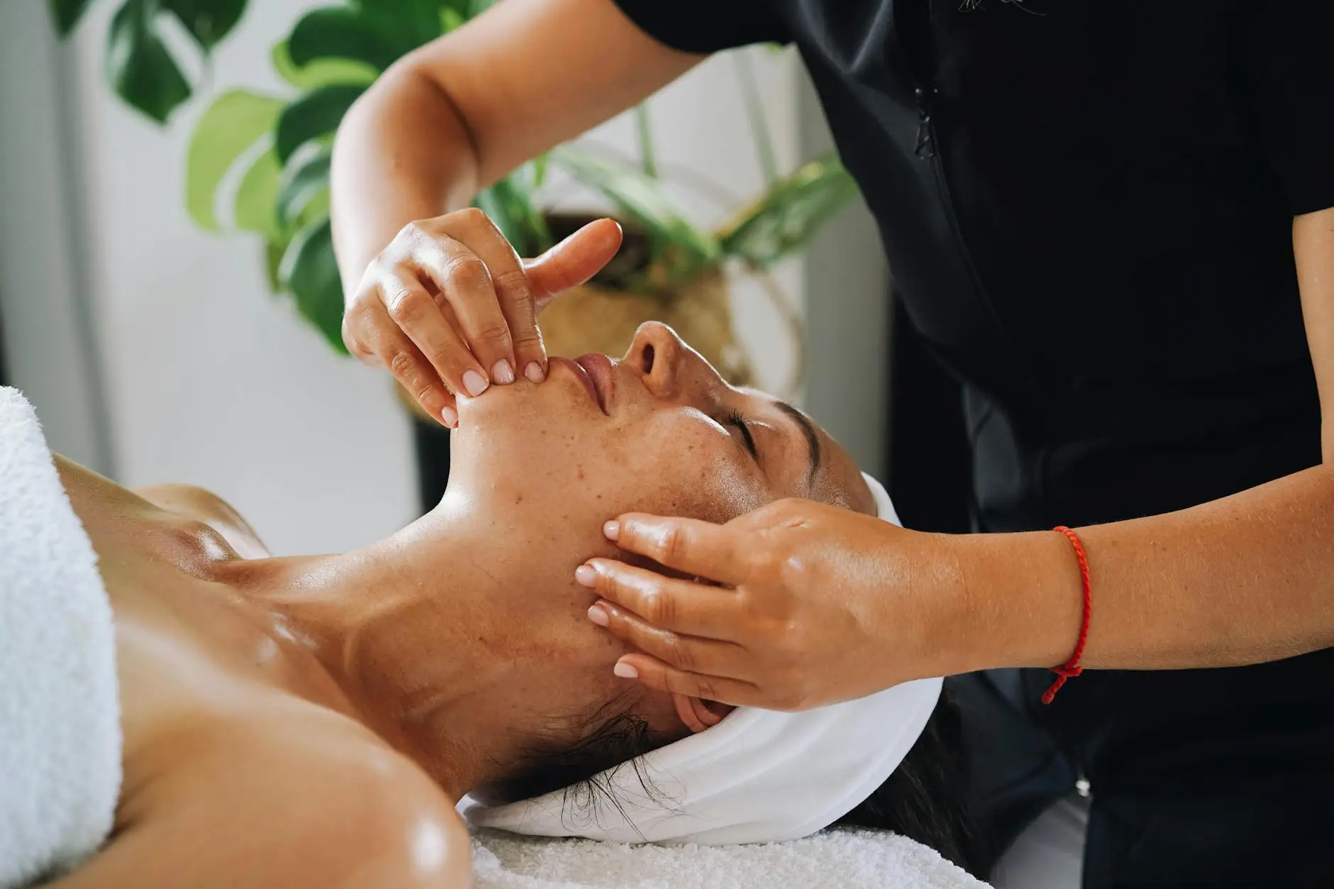 Guia Definitivo: Como Escolher e Aplicar o Creme Facial Ideal para uma Pele Radiante