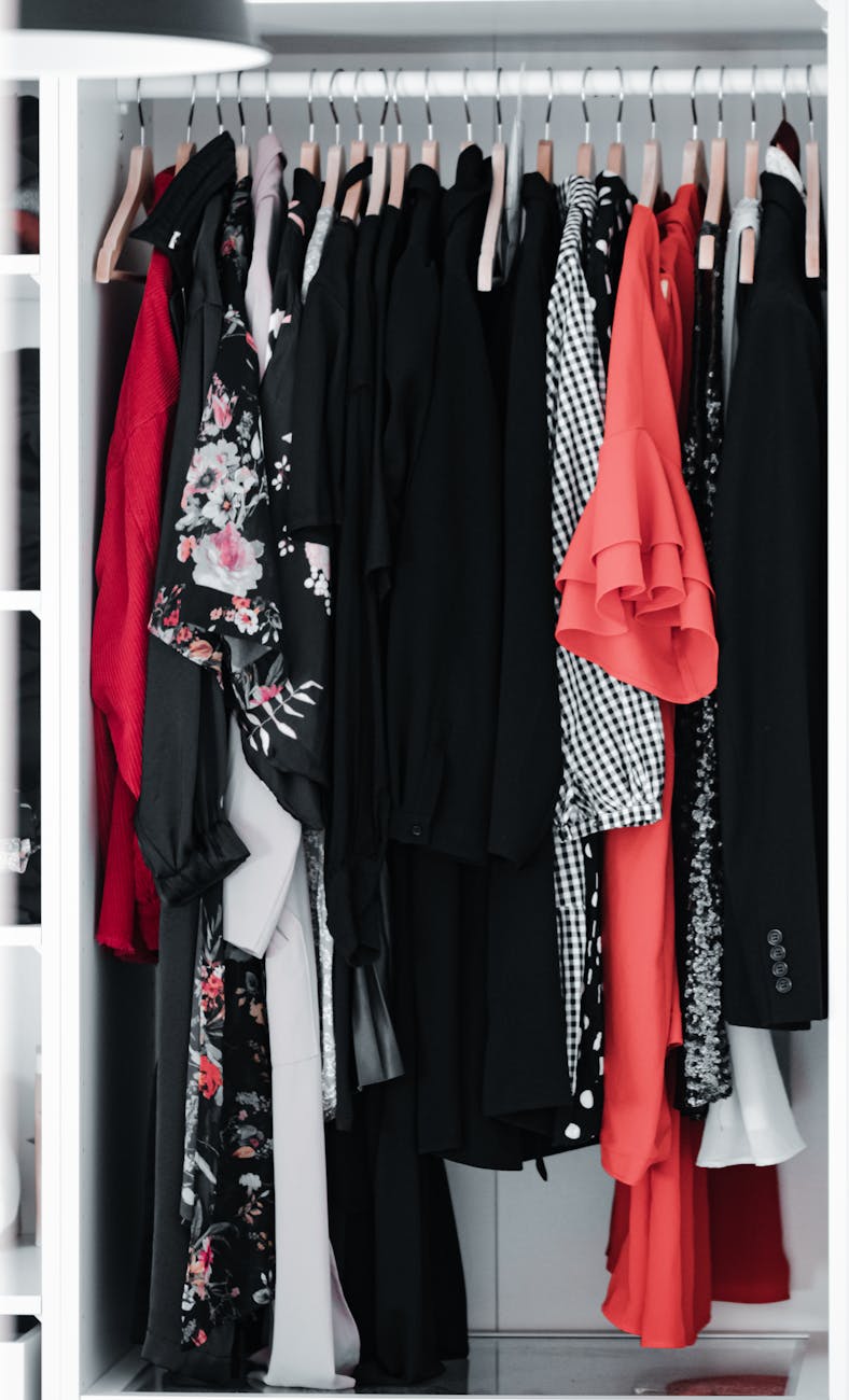 Guarda-Roupa Cápsula Definitivo: Elegância, Versatilidade e Otimização