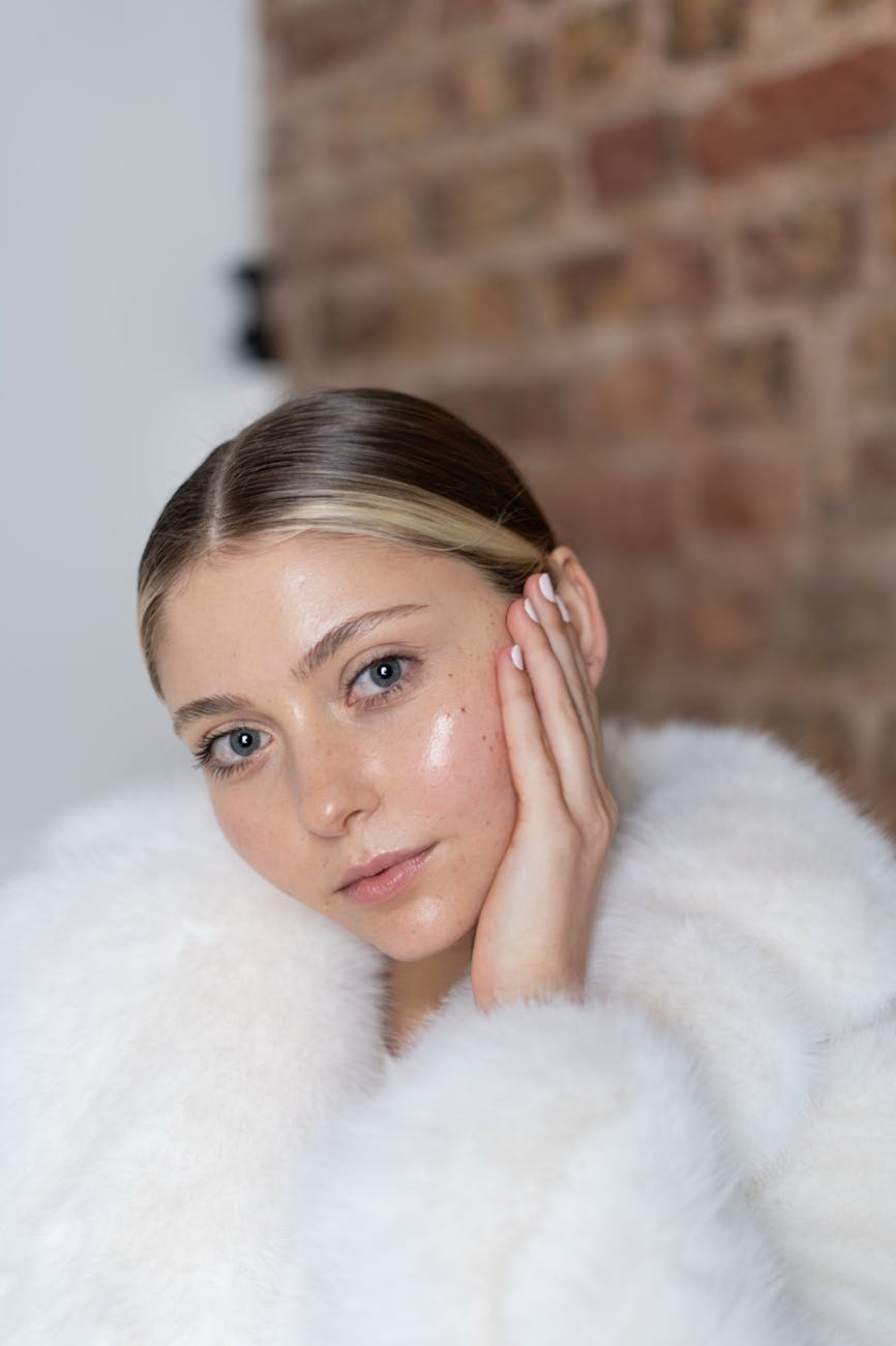 Maquiagem Minimalista: A Engenharia da Estética Clean Girl