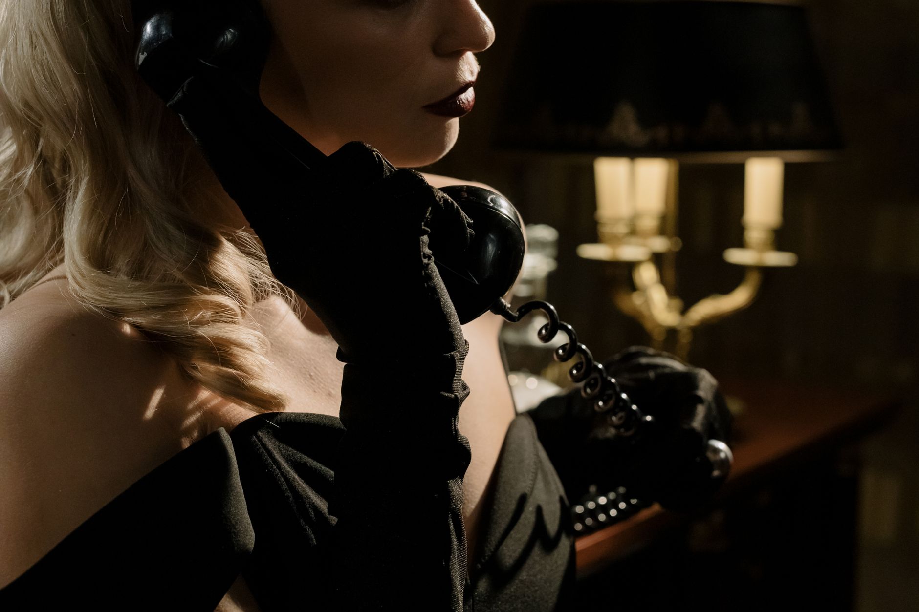 Leticia Colin e o Estilo Femme Fatale: Poder e Autoridade