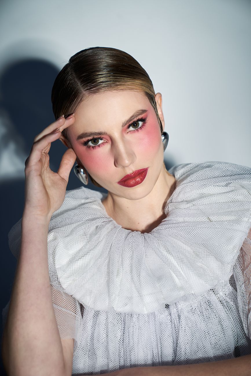 A Estética Expressionista de Leticia Colin: Ciência e Luxo