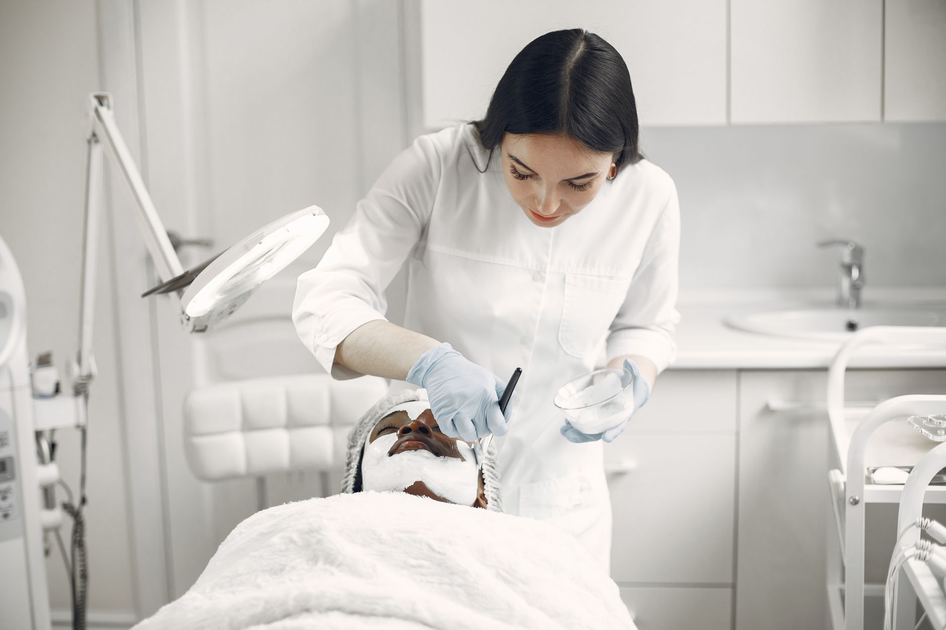 A Ciência do Glow: O Ritual de Skincare de Virginia Fonseca
