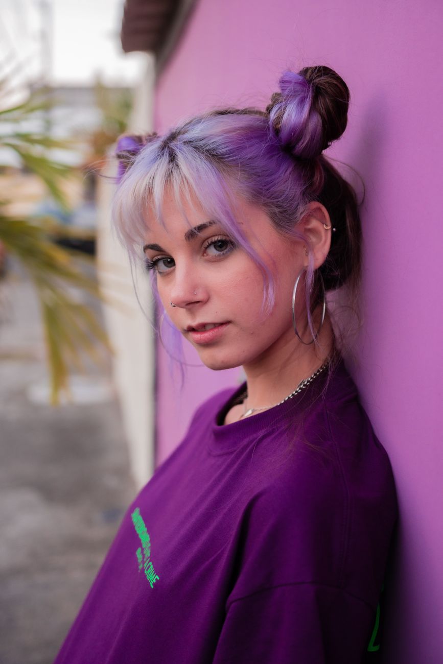 Cora Lacerda: Roxo Vibrante, Alt-Teen e o Hype do Momento!