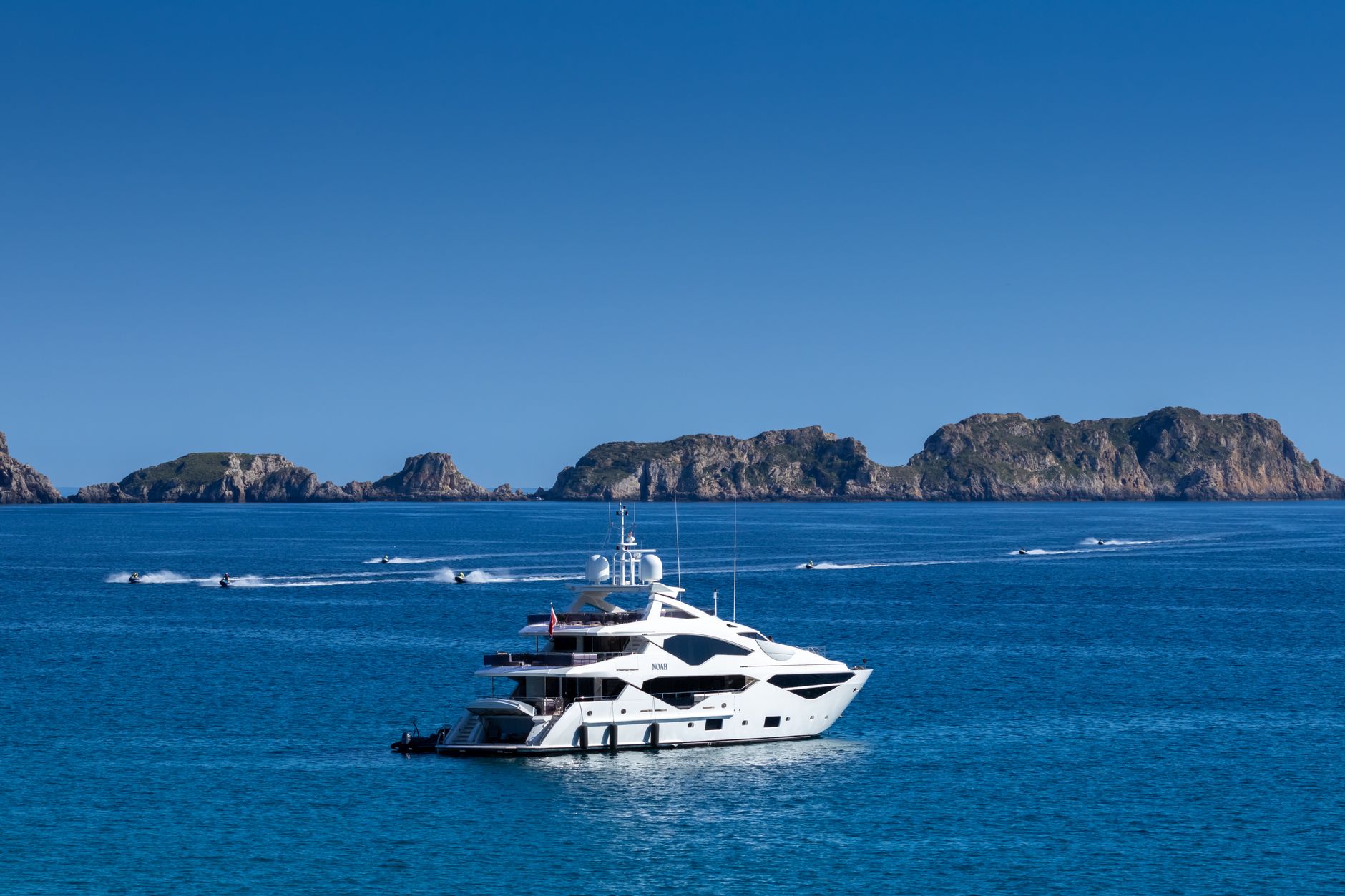 Virgínia e Vini Jr: Estética Luxury Yacht e Grooming Viral
