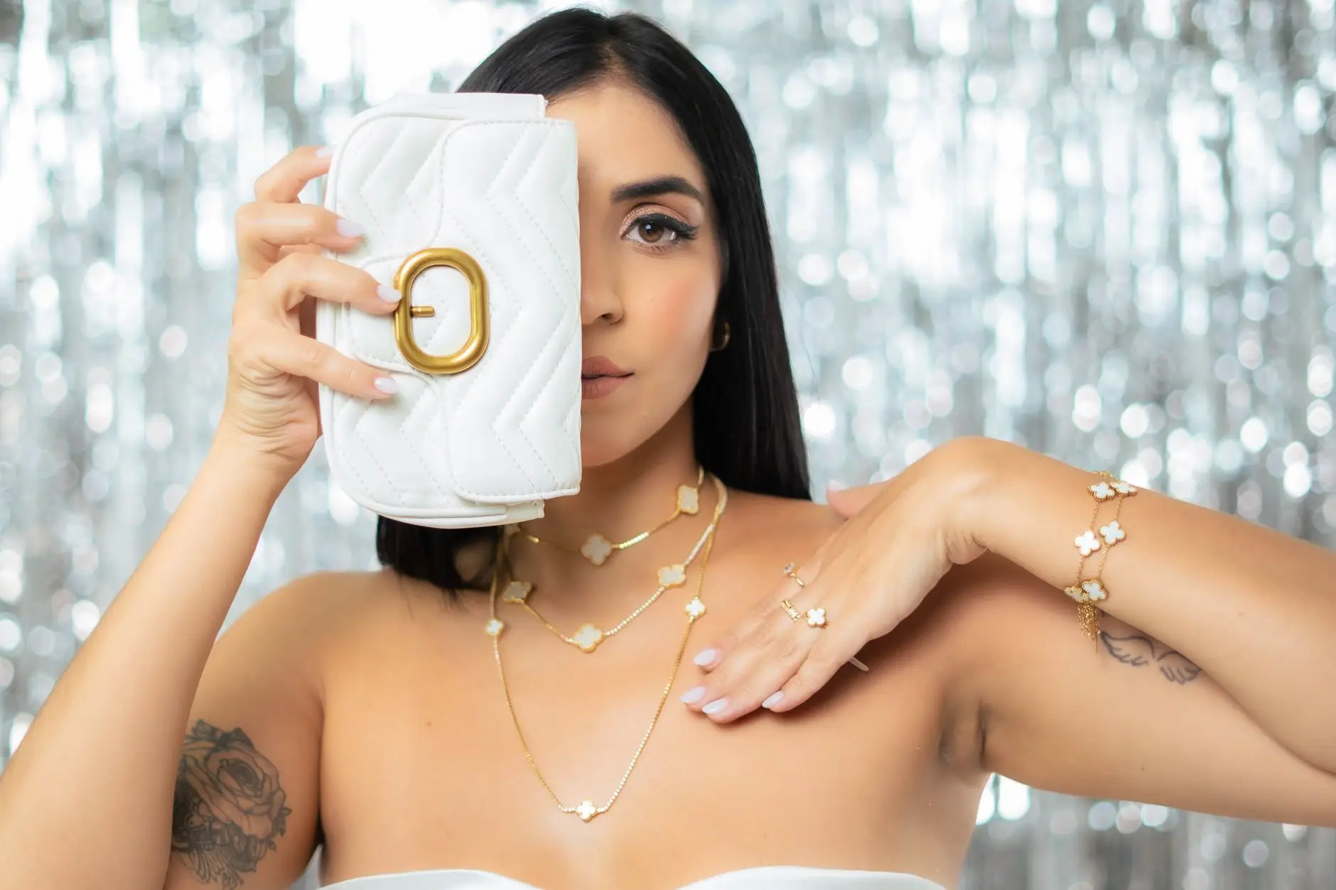 Virginia Fonseca: Ouro e Luxo nos Acessórios do Momento