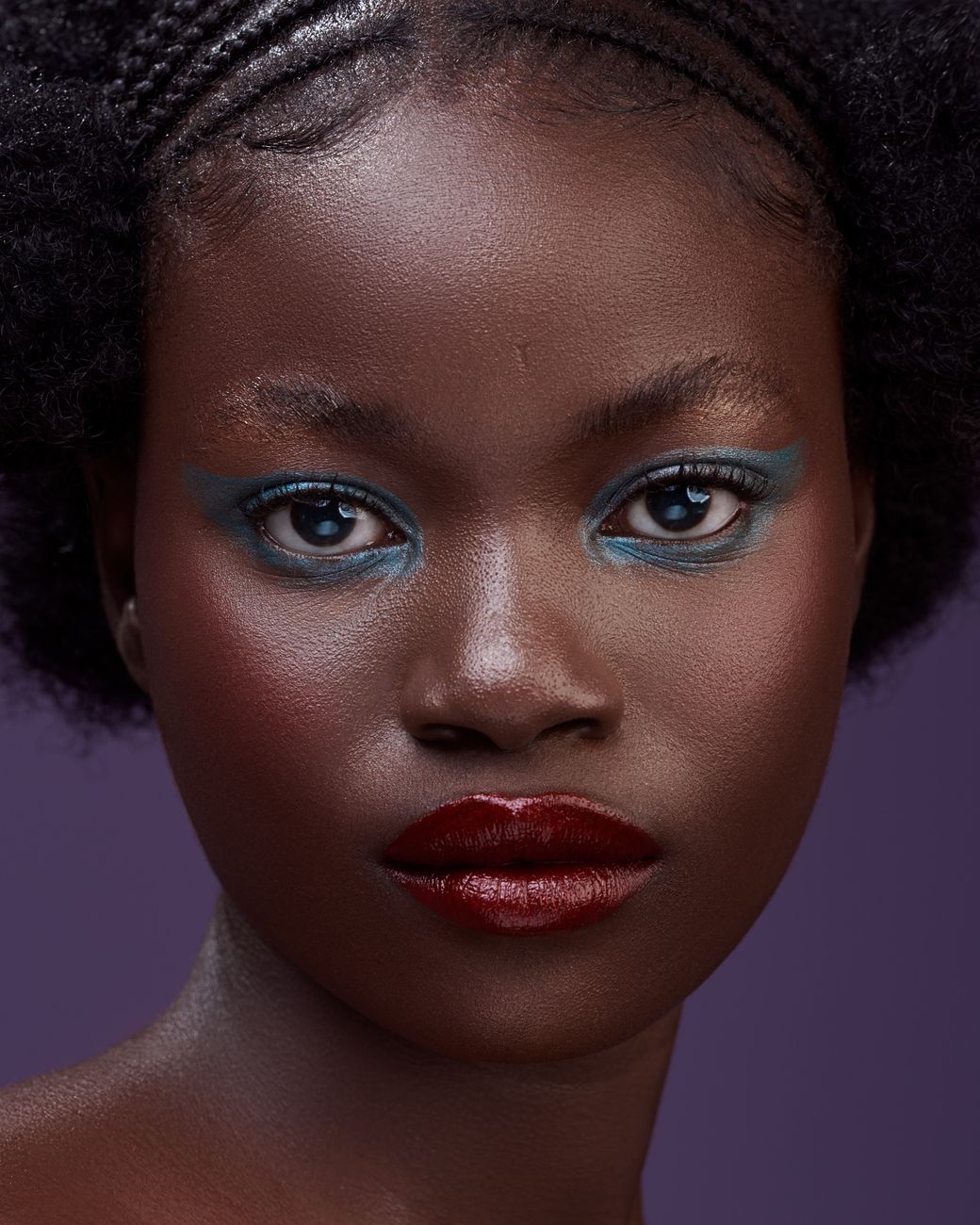 Cabelos Violeta: Ciência e Estética Alt-Teen de Cora Lacerda