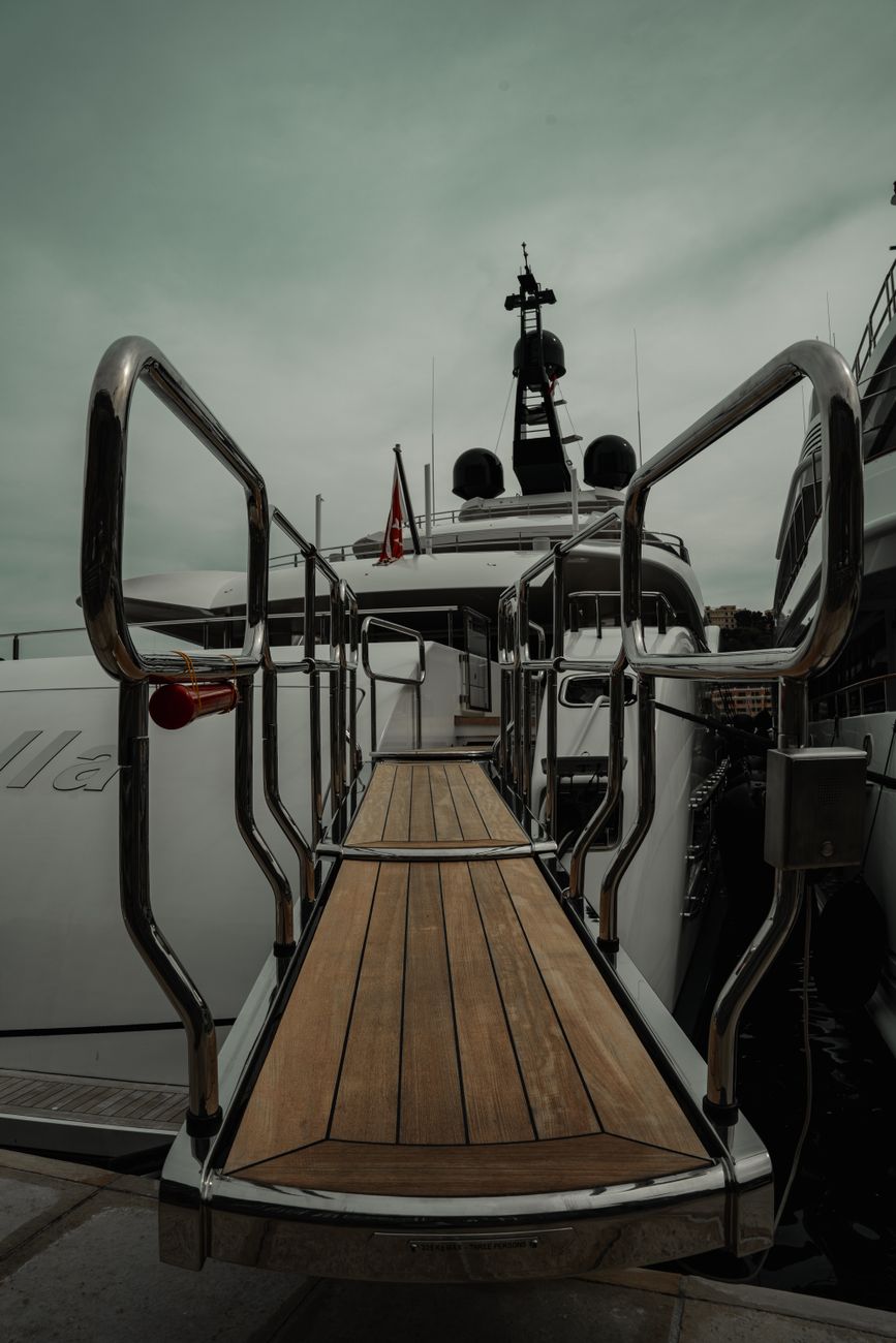 Luxury Yacht & Grooming: A Ciência do Branding de Elite