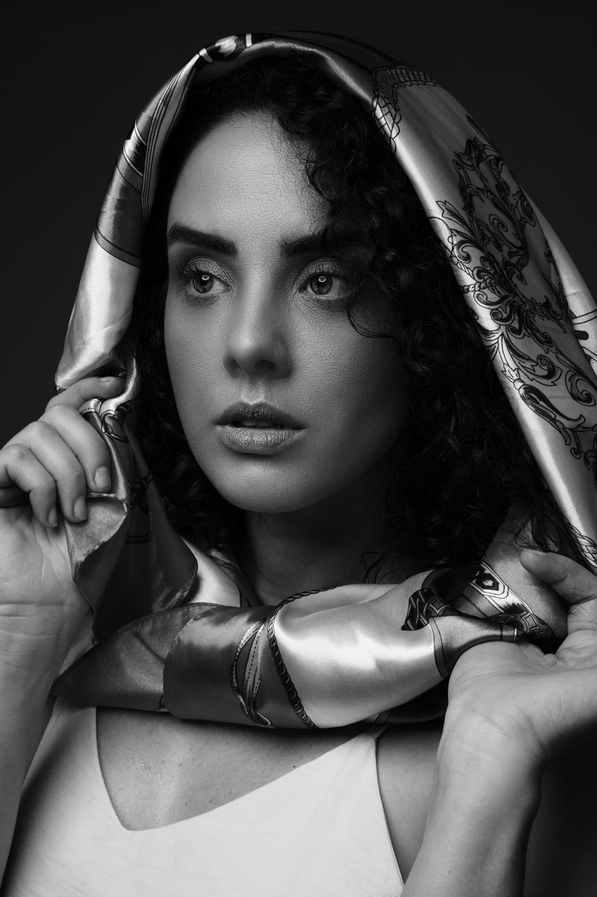 A Estética Expressionista de Leticia Colin: Ciência e Luxo