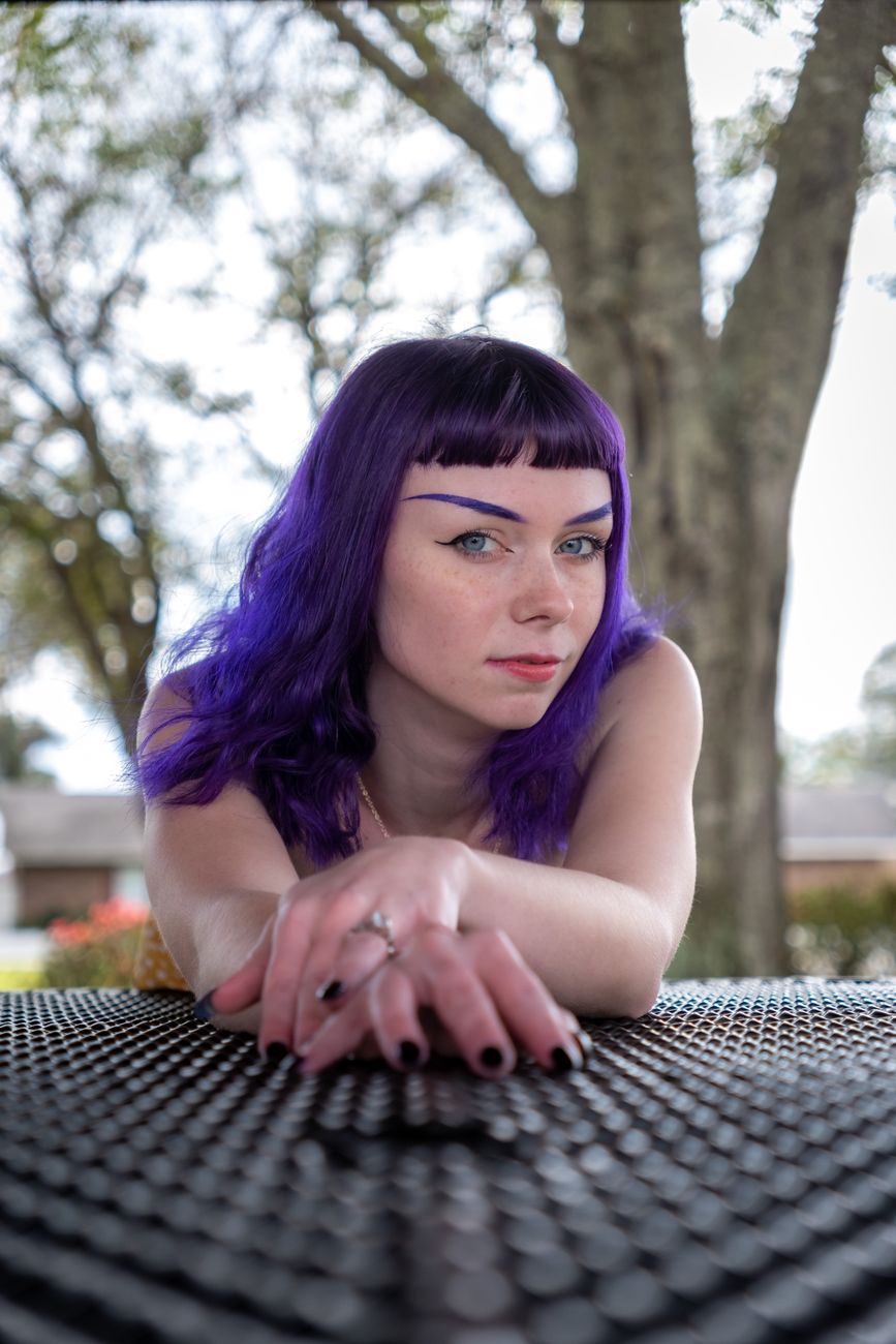 Cora Lacerda: O Estilo Alt-Teen e o Roxo do Momento