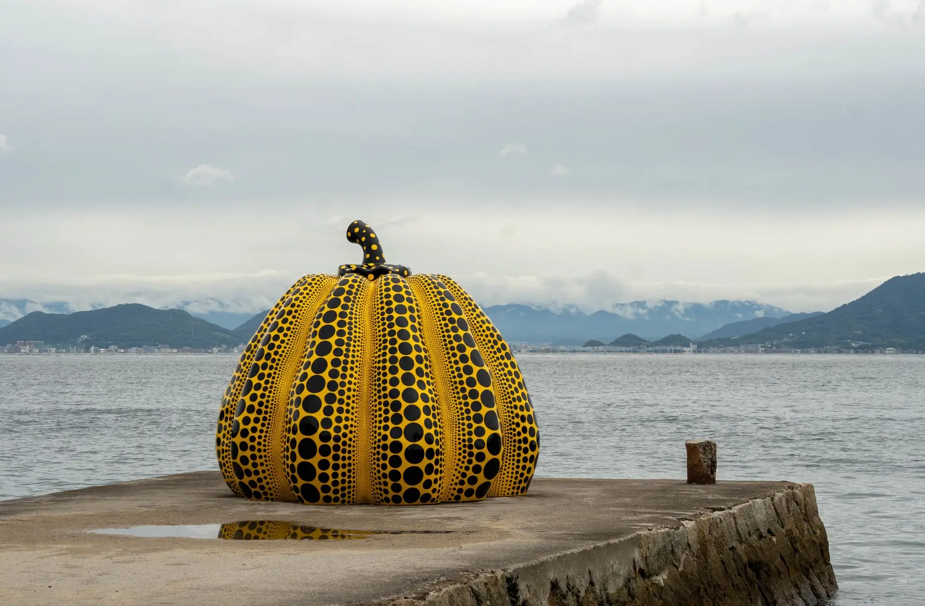 A Estética de Yayoi Kusama: O Poder das Polka Dots no Estilo